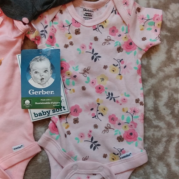 !!NWT!!GERBER NEWBORN ONESIE'S,3PACK,PRETTY PRINCESS,GREY WITH PINK POLKA DOTS, - Picture 3 of 9